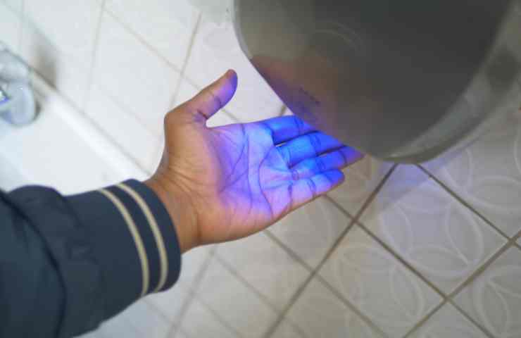 asciugare le mani con aria