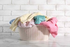 bucato da asciugare in una cesta