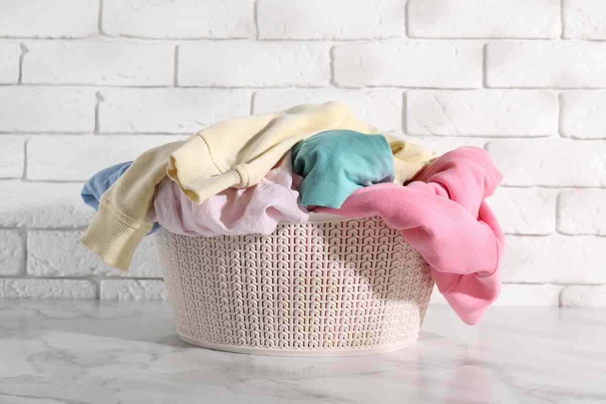 bucato da asciugare in una cesta