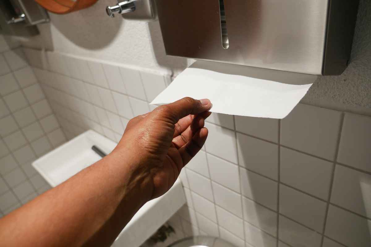 asciugare la mani con carta