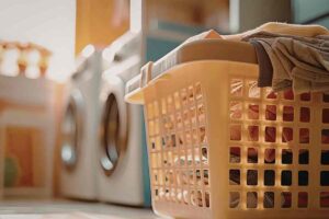 bucato da asciugare in una cesta