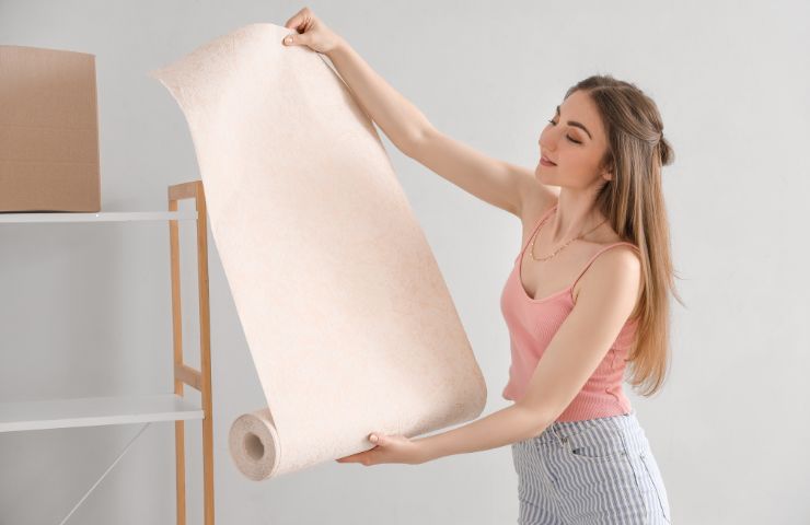 donna che usa carta da parati