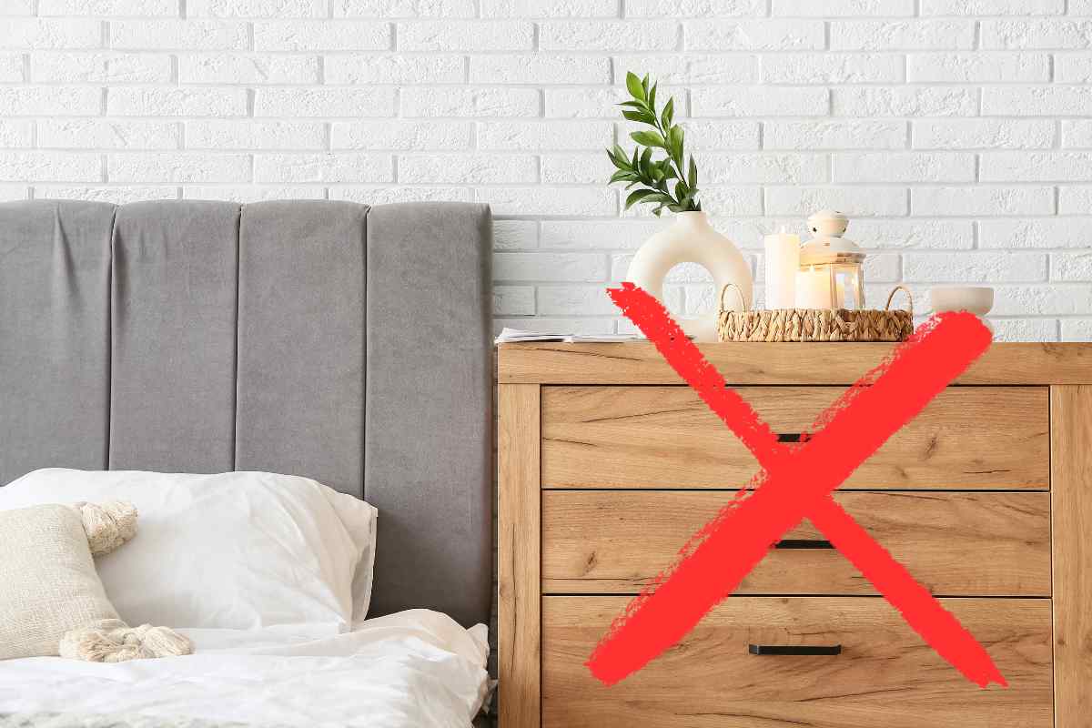 cassettiera accanto al letto