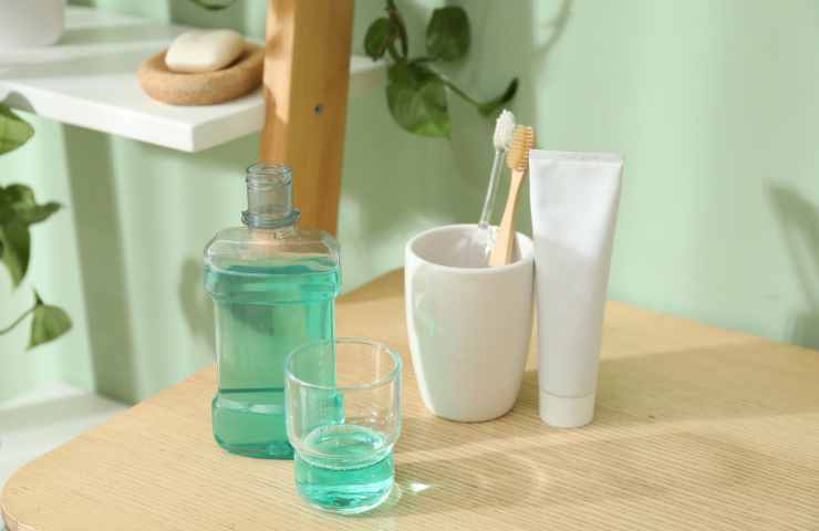 collutorio e spazzolini da denti