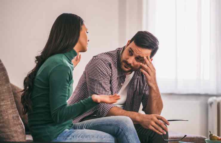 coppia che parla sul divano