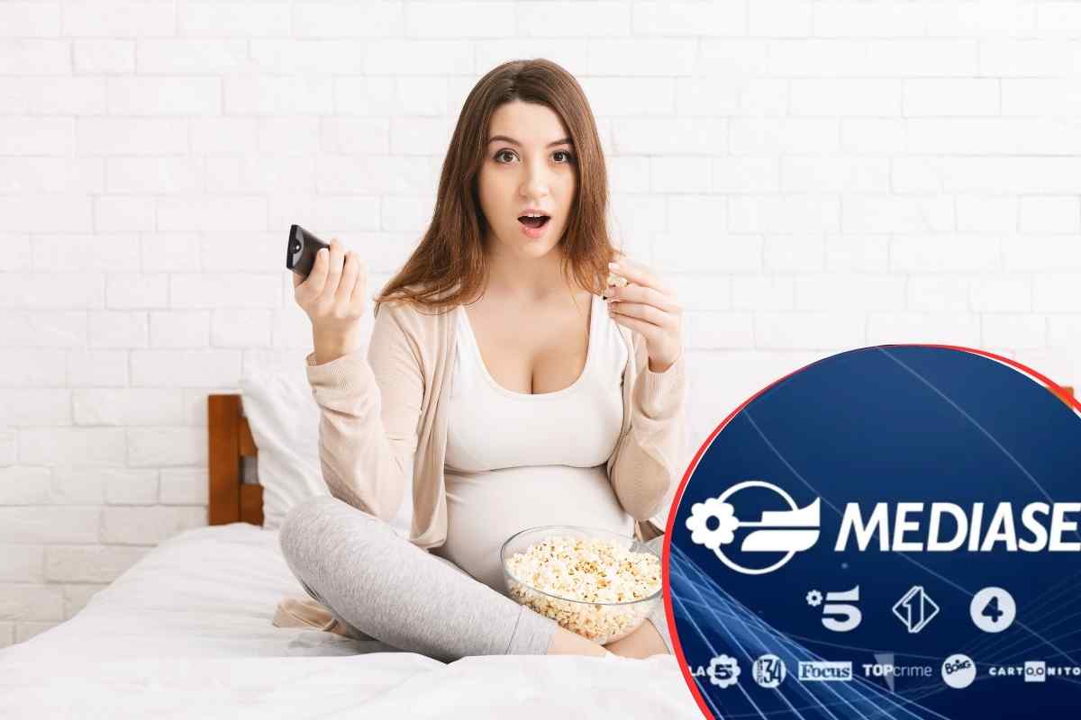 donna che guarda la tv con aria sbalordita