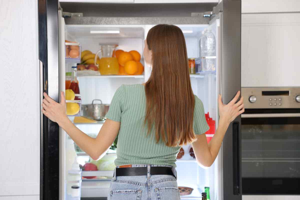 donna che apre il frigorifero