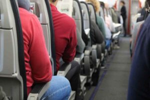 diverse persone in aereo