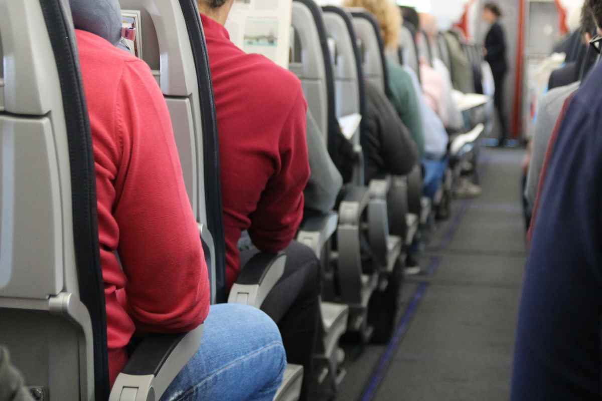 diverse persone in aereo