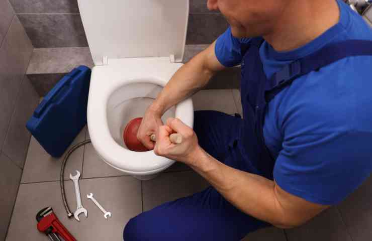 idraulico che stura il wc