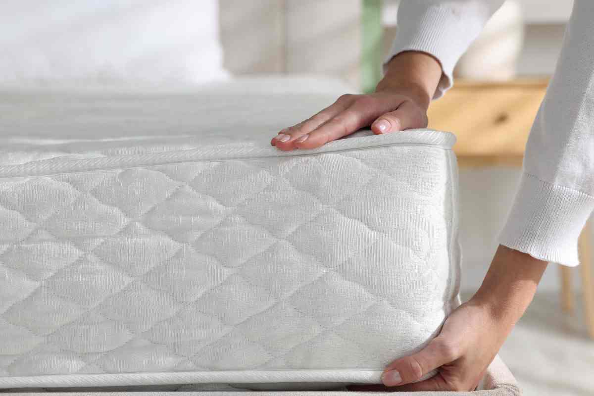 mani passate su un materasso pulito