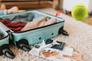 pallina da tennis in una valigia