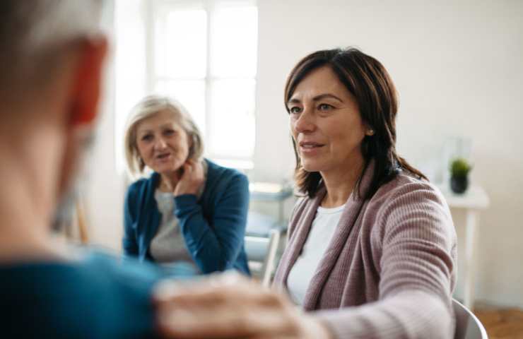 Donna che rincuora un uomo