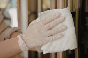 persona pulisce la cucina con i guanti