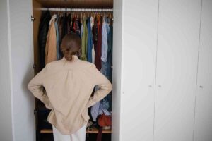 Possiamo dire addio al cattivo odore di chiuso o di muffa dall’armadio con questi semplici trucchetti