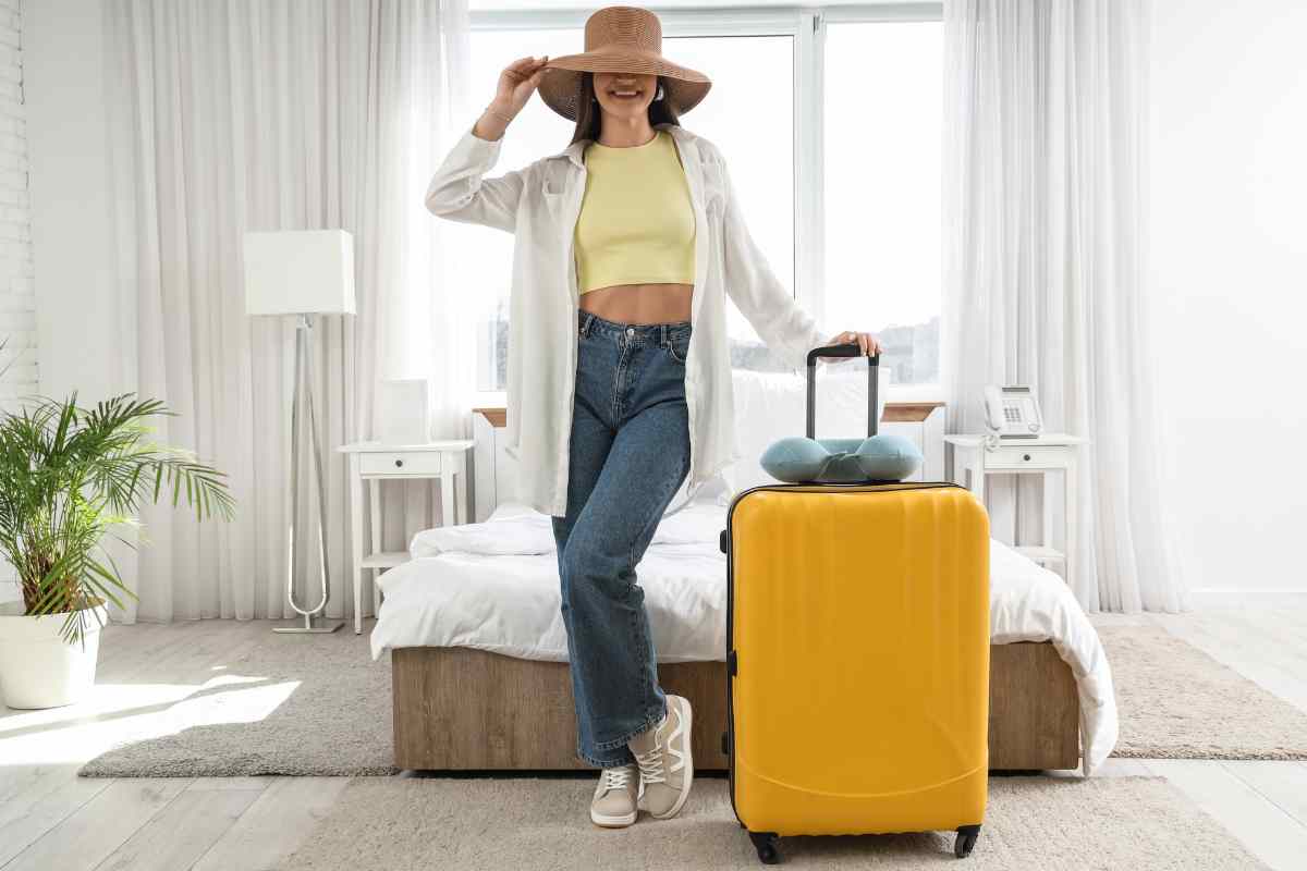 donna in una stanza d'hotel