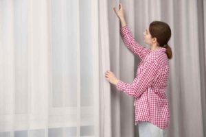 vecchio modello di tende alle finestre