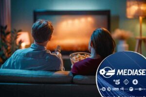 persone che guardano la tv