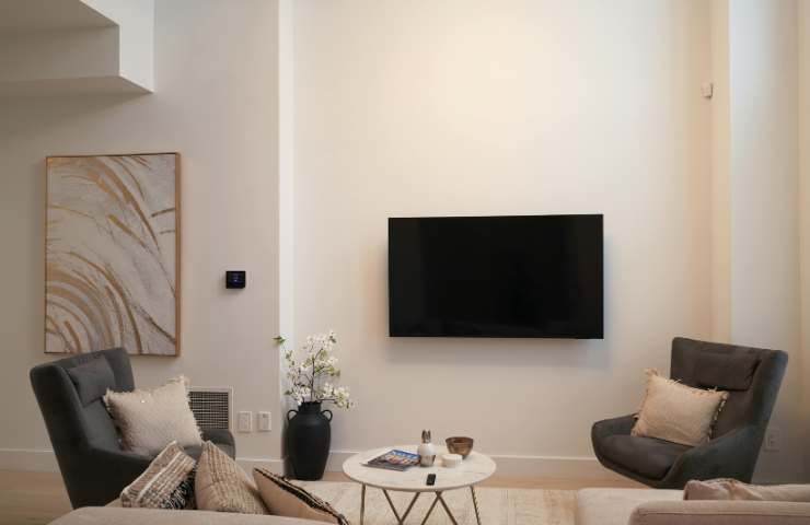 tv attaccata al muro