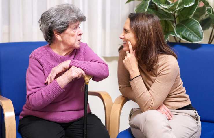 nonna che parla con la nipote