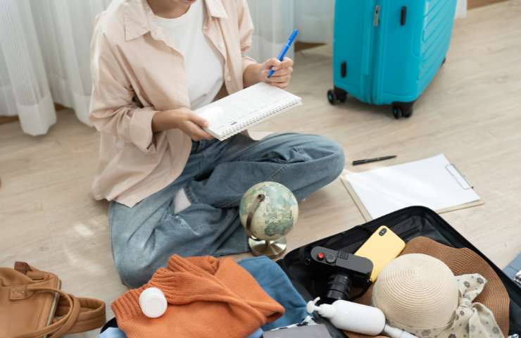 donna prepara la valigia